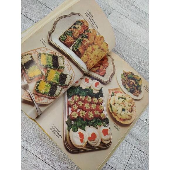Ladies Home Journal Handbook Of Holiday Cuisine Cookbook‎  Vtg 1970 1st Edition - Picture 2 of 13